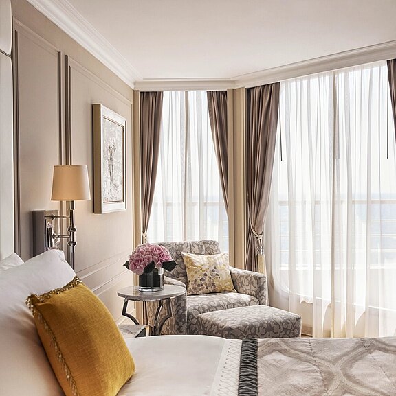 Ein Blick in die Penthouse Suite 230725_CRYSTAL_SERENITY_CRYSTAL_PENTHOUSE_SUITE_BEDROOM_DETAIL_V2_MASTER_0064_300DPI.jpg