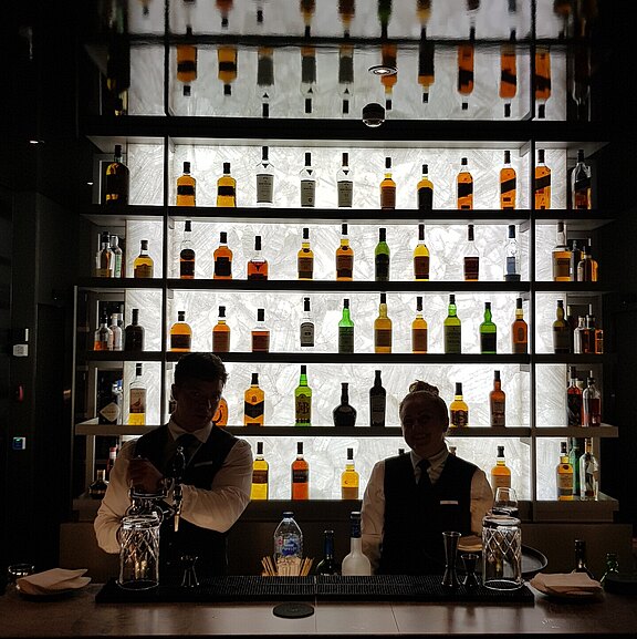 Lobby Bar der Scenic Eclipse mit über 100 Whiskysorten weltweit