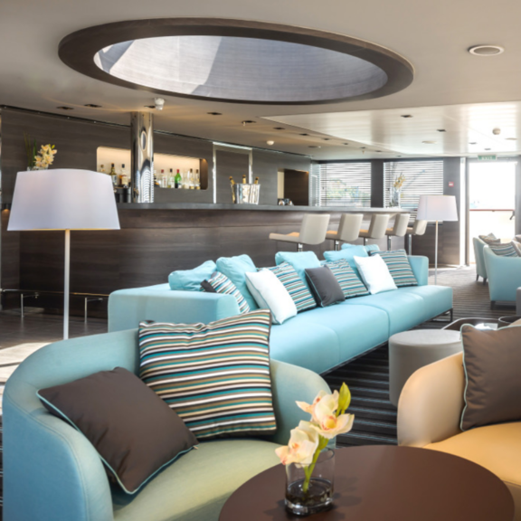 Ponant_Lounge_hell.png 