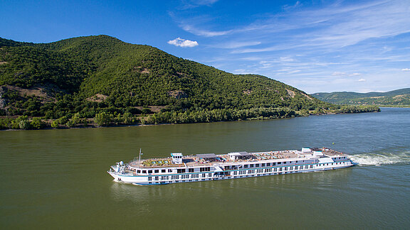 Riverside_Mozart_Danube_Hungary.jpg 