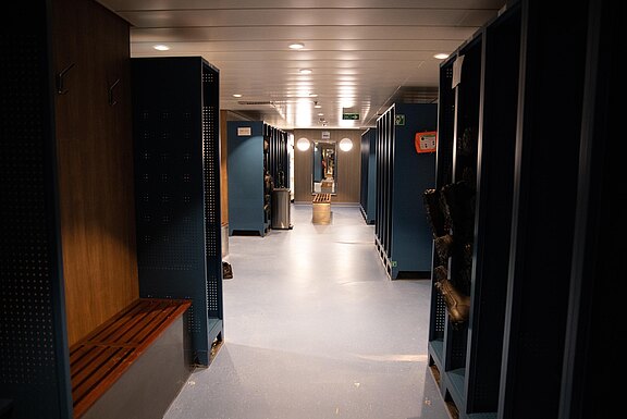 Cruiseship_OceanVictory_Mudroom_Deck3_07_AE_SMALL.jpg 