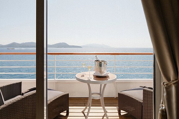 20230729-AKHO-AquamarineSuiteVerandaClassic_Room11024-Crystal_Cruise-01.jpg 
