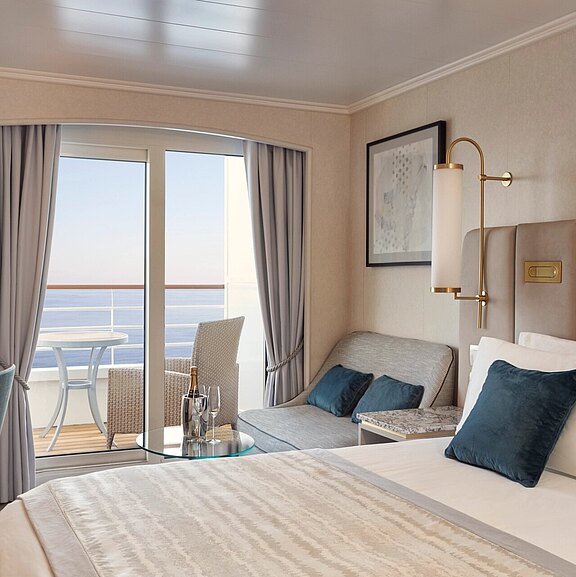 Ein Blick in die Balkonkabine Double_Guest_Room_230826_CRYSTAL_SYMPHONY_8016_1251_1_300DPI_V1.jpg