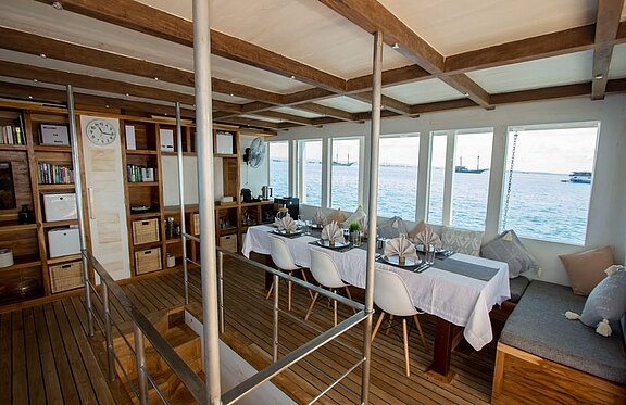 Indoor_Dining.JPG 